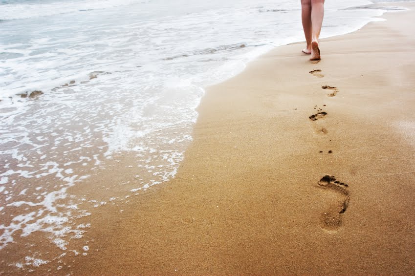 Os benefícios de caminhar descalço na praia - podologia braga